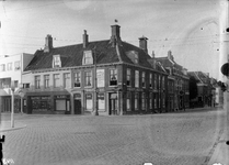 52685 Gezicht op het café Ledig Erf 6 (midden) te Utrecht, op de hoek van de Gansstraat (links) en Oosterkade (rechts).